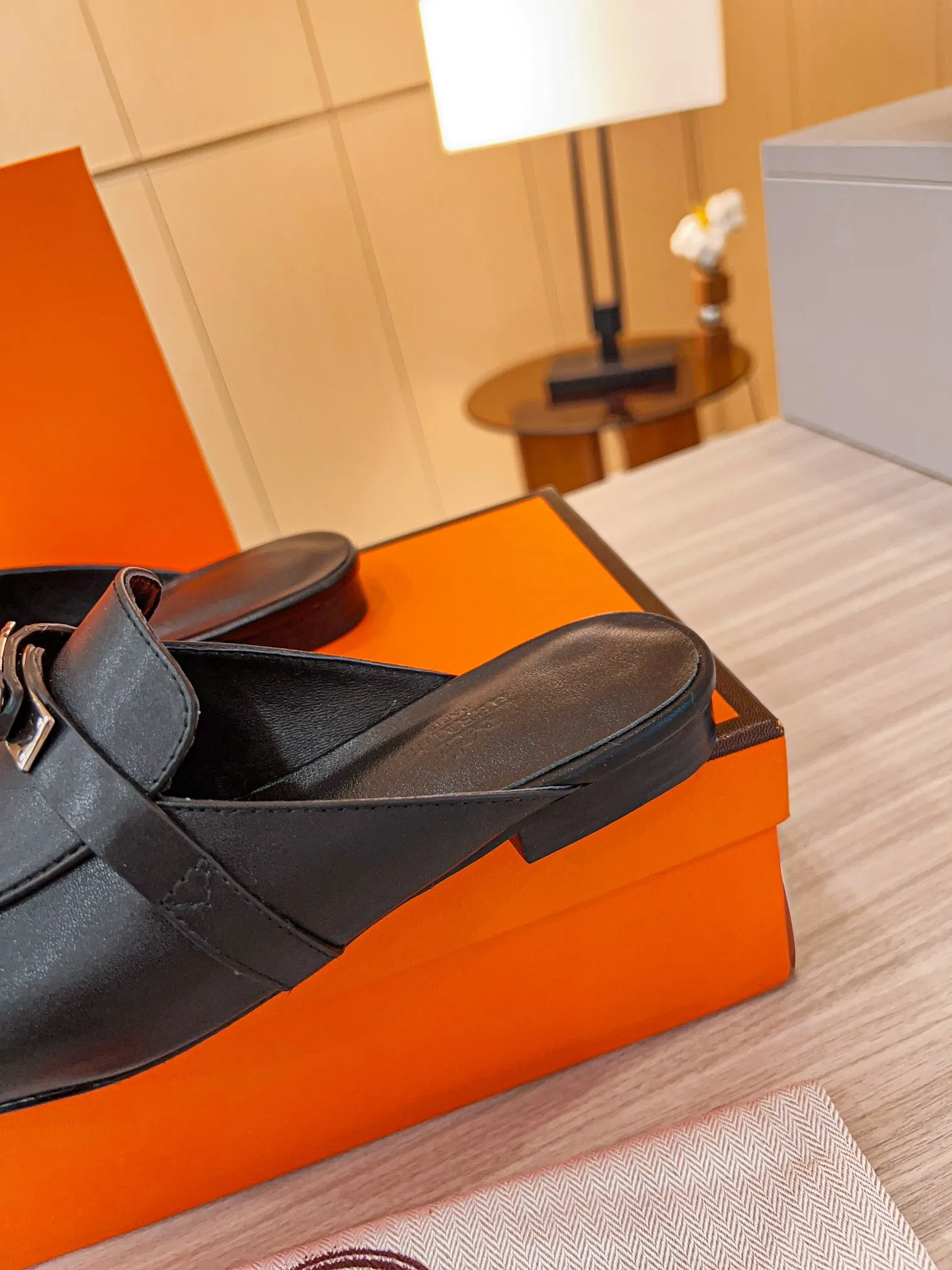 👟👟Ex-factory price 560👟👟 🐎2023 top product Hermes new genuine handmade shoes, purely handmade, a must-collect item! The perfect holiday accessory! Our pursuit of quality products is always the best! Don't give in! Comfort and originality, not following trends, and not deliberately expressing oneself are the consistent pursuits of Hermes and its fans! [Material] ✅Upper: Hermers original calfskin ✅Foot pads: Made of imported original fabric 5D color printed pads ✅Outsole: Italian genuine leather outsole (pursuing top walking comfort) [Number of codes] 34-42 [Packaging] Comes with a full set of original packaging, code 35-42